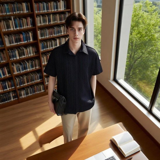 Lssiges Herrenhemd mit strukturiertem Revers und kurzen rmeln