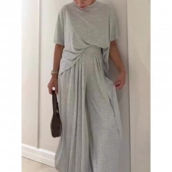 Damen-Set aus einfarbigem, lockerem Kurzarm-Oberteil und weit geschnittener Hose